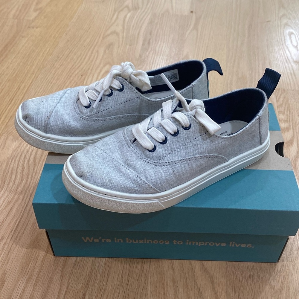Kids TOMS lace up sneaker